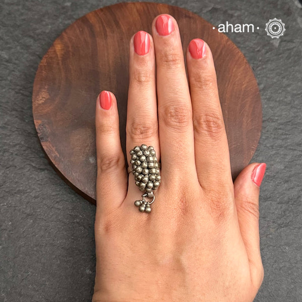 There is something so alluring about vintage tribal jewellery. They carry stories of the place and people they below to. This beautiful vintage Tribal silver ghunroo ring from Rajasthan will be a great addition to your collection. It may have slight irregularities because it is a one-of-a-kind vintage piece.