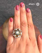 This exquisite ring features dazzling moissanites set within an elegant flower design, accented by vibrant deep green meena work. Crafted from 92.5% sterling silver and enhanced with a refined gold polish, for a luxurious finish. Perfect for those seeking a sophisticated blend of classic craftsmanship and contemporary style.