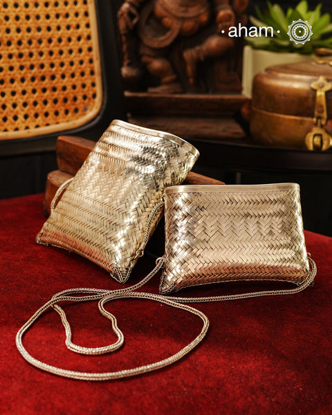 Handwoven 92.5 sterling silver sling bag. Perfect for festive occasions.
Carry your accessories in style.