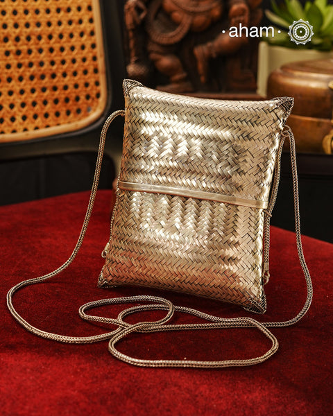 Handwoven 92.5 sterling silver sling bag. Perfect for festive occasions.
Carry your accessories in style.