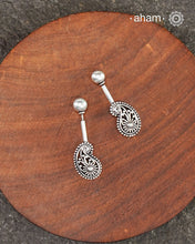 92.5 silver crafted Bugadi. The design is one sided. Comes with paisley motif and silver ball top.
Bugudi in Karnataka.
Bugadi in Maharashtra.
Koppu in Tamil Nadu.

Is Worn in the Helix.

Please note the dimensions before you buy.
We do not allow any exchanges on account of size of the bugadi.