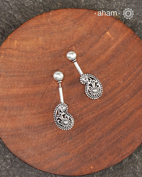 92.5 silver crafted Bugadi. The design is one sided. Comes with paisley motif and silver ball top.
Bugudi in Karnataka.
Bugadi in Maharashtra.
Koppu in Tamil Nadu.

Is Worn in the Helix.

Please note the dimensions before you buy.
We do not allow any exchanges on account of size of the bugadi.