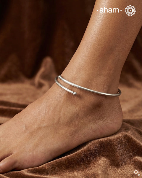 Handcrafted twist and wear leg kada. Lightweight anklet crafted in 92.5 sterling silver.