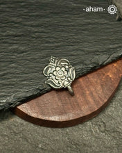 Clipon Silver Nosepin for non pierced noses.