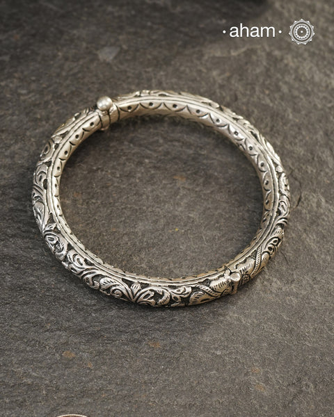 Silver Chitai Work Leg kada crafted in 92.5 silver
Price is for a single piece. And Not a pair&nbsp;