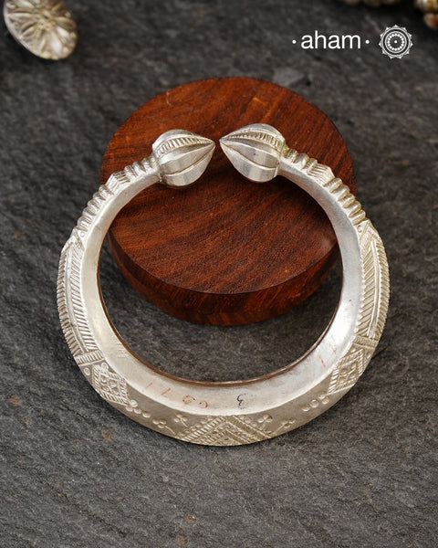 Vintage tribal silver leg kada with stamp pattern.