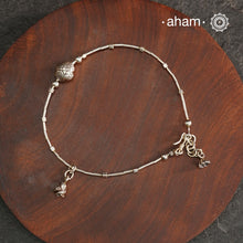 Versatile, fun, unmistakably you! Stunning silver anklet with little charms crafted in fine 92.5 silver. Dress your feet with these delicate and beautiful statement anklets.
The price is for a one piece
