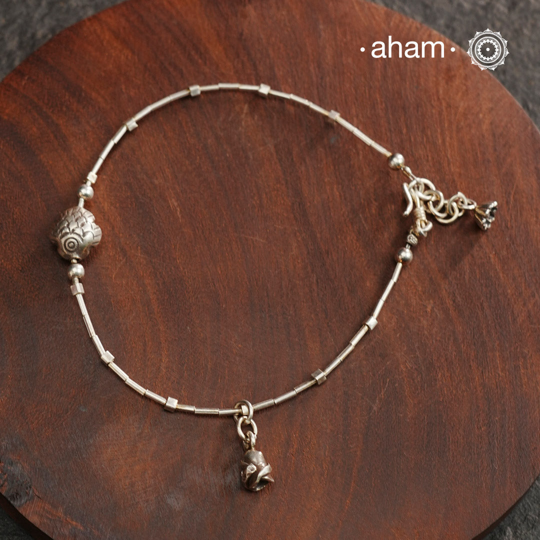 Versatile, fun, unmistakably you! Stunning silver anklet with little charms crafted in fine 92.5 silver. Dress your feet with these delicate and beautiful statement anklets.
The price is for a one piece