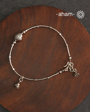 Versatile, fun, unmistakably you! Stunning silver anklet with little charms crafted in fine 92.5 silver. Dress your feet with these delicate and beautiful statement anklets.
The price is for a one piece