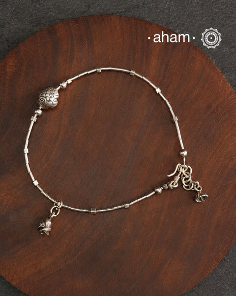 Versatile, fun, unmistakably you! Stunning silver anklet with little charms crafted in fine 92.5 silver. Dress your feet with these delicate and beautiful statement anklets.
The price is for a one piece
