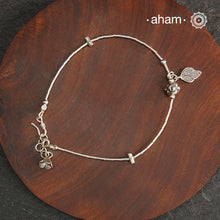 Versatile, fun, unmistakably you! Stunning silver anklet with little charms crafted in fine 92.5 silver. Dress your feet with these delicate and beautiful statement anklets.
The price is for a one piece