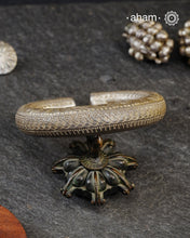 Vintage tribal silver leg kada
Comes as a single piece and not a pair