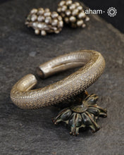 Vintage tribal silver leg kada
Comes as a single piece and not a pair