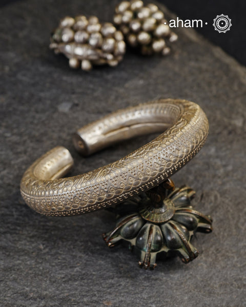 Vintage tribal silver leg kada
Comes as a single piece and not a pair