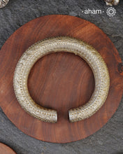 Vintage tribal silver leg kada
Comes as a single piece and not a pair