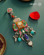 Challa/Juda/Chatka/ Guchha or waist key chains hold a special place in a woman’s trousseau, symbolizing tradition and elegance. The Noori Two Tone Silver Waist Key Ring features exquisite kundan work and carefully selected fine stones, all crafted in high-quality silver. This unique piece blends timeless craftsmanship with distinctive design, making it a meaningful accessory that complements your individuality.