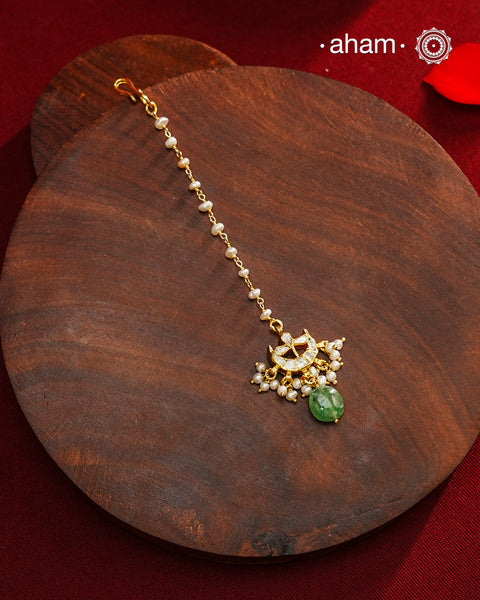 Crafted from 92.5% sterling silver with a fine gold polish finish, this maang tikka features brilliant moissanite stones that enhance its radiant appeal. Designed for enduring shine and elegance, it is an ideal accessory to complement your ensemble on special occasions.