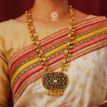 Exquisitely elegant, the heritage collection features traditional designs with stone inlay work on gold-plated silver jewellery, a reflection of the rich culture of India. This collection is perfect for brides and bridesmaids.