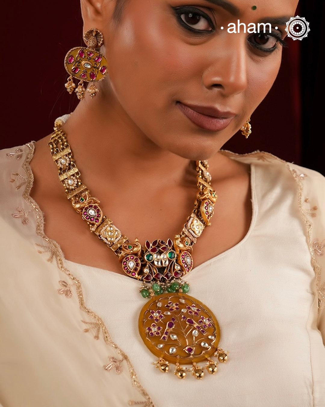 Exquisitely elegant, the heritage collection features traditional motifs and intricate kundan jadau work and stone inlay work on gold-plated silver jewellery, a reflection of the rich culture of India. This collection is perfect for brides for her special day.