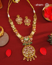 Exquisitely elegant, the heritage collection features traditional motifs and intricate kundan jadau work and stone inlay work on gold-plated silver jewellery, a reflection of the rich culture of India. This collection is perfect for brides for her special day.