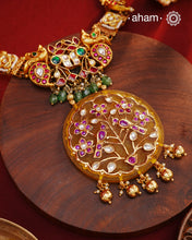 Exquisitely elegant, the heritage collection features traditional motifs and intricate kundan jadau work and stone inlay work on gold-plated silver jewellery, a reflection of the rich culture of India. This collection is perfect for brides for her special day.