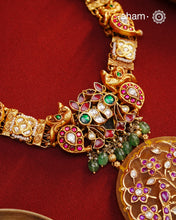 Exquisitely elegant, the heritage collection features traditional motifs and intricate kundan jadau work and stone inlay work on gold-plated silver jewellery, a reflection of the rich culture of India. This collection is perfect for brides for her special day.