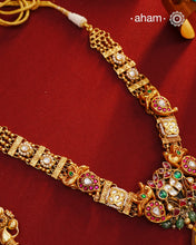 Exquisitely elegant, the heritage collection features traditional motifs and intricate kundan jadau work and stone inlay work on gold-plated silver jewellery, a reflection of the rich culture of India. This collection is perfect for brides for her special day.