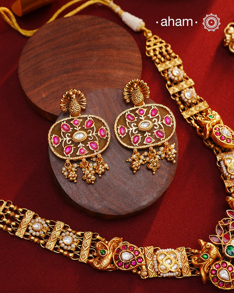 Exquisitely elegant, the heritage collection features traditional motifs and intricate kundan jadau work and stone inlay work on gold-plated silver jewellery, a reflection of the rich culture of India. This collection is perfect for brides for her special day.