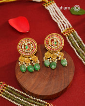Exquisitely elegant, the heritage collection features traditional motifs and intricate kundan jadau work on gold-plated silver jewellery, a reflection of the rich culture of India. This collection is perfect for brides and bridesmaids.