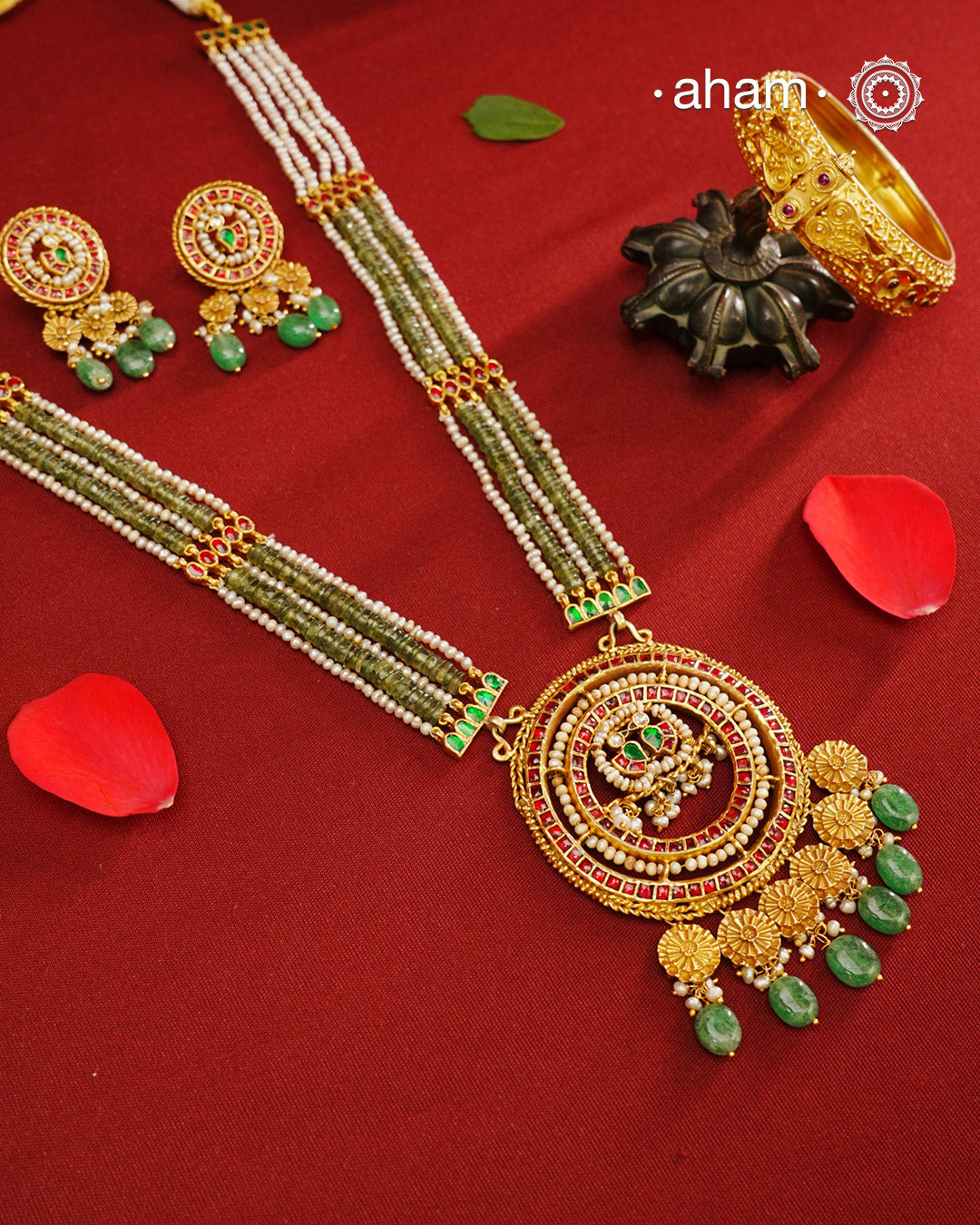 Exquisitely elegant, the heritage collection features traditional motifs and intricate kundan jadau work on gold-plated silver jewellery, a reflection of the rich culture of India. This collection is perfect for brides and bridesmaids.