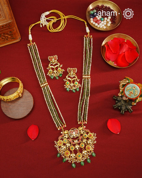 Exquisitely elegant, the heritage collection features traditional motifs and intricate kundan jadau work on gold-plated silver jewellery, a reflection of the rich culture of India. This collection is perfect for brides and bridesmaids.