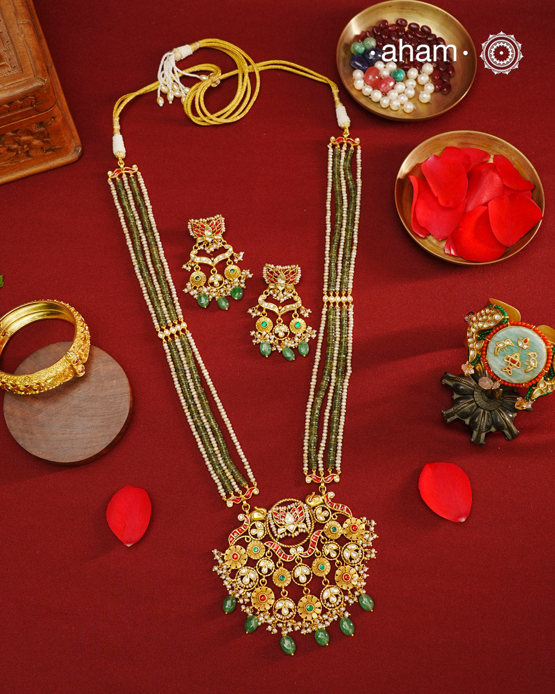 Exquisitely elegant, the heritage collection features traditional motifs and intricate kundan jadau work on gold-plated silver jewellery, a reflection of the rich culture of India. This collection is perfect for brides and bridesmaids.