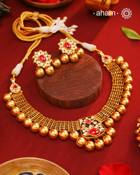 Exquisitely elegant, the heritage collection features traditional motifs and intricate kundan jadau work on gold-plated 92.5 silver jewellery, a reflection of the rich culture of India. This collection is perfect for brides and bridesmaids.