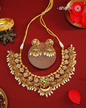 Exquisitely elegant, the heritage collection features traditional motifs and intricate kundan jadau work on gold-plated silver jewellery, a reflection of the rich culture of India. This collection is perfect for brides and bridesmaids.