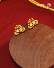 Exquisitely elegant, the heritage collection features traditional motifs and intricate workmanship on gold-plated silver jewellery, a reflection of the rich culture of India. This collection is perfect for brides and bridesmaids.