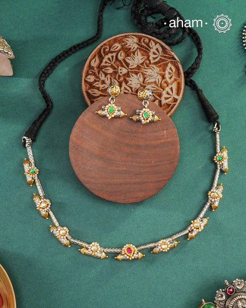 If you are looking for something dainty and versatile in dual tone, then this is the perfect piece! Crafted in 92.5 silver with kundan highlight and fresh water pearls, this set is a perfect addition to your collection.