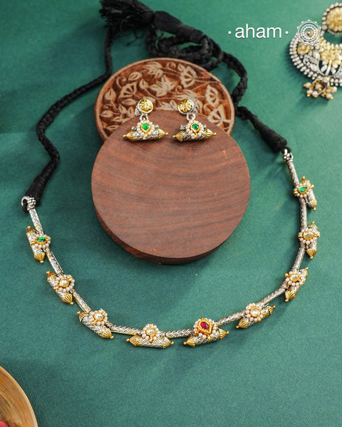 If you are looking for something dainty and versatile in dual tone, then this is the perfect piece! Crafted in 92.5 silver with kundan highlight and fresh water pearls, this set is a perfect addition to your collection.