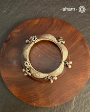 Vintage silver&nbsp;kada with ghungroos handcrafted by skilful artisans.&nbsp;A beautiful piece from a bygone era, that bring back memories and stories of that time.&nbsp;