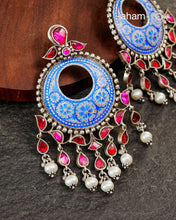 This Meena Work Festive Silver earrings is a stunning piece of jewellery perfect for special occasions.It features a combination of kundan and pearls with very contemporary enamelling work, all crafted in 92.5 silver.