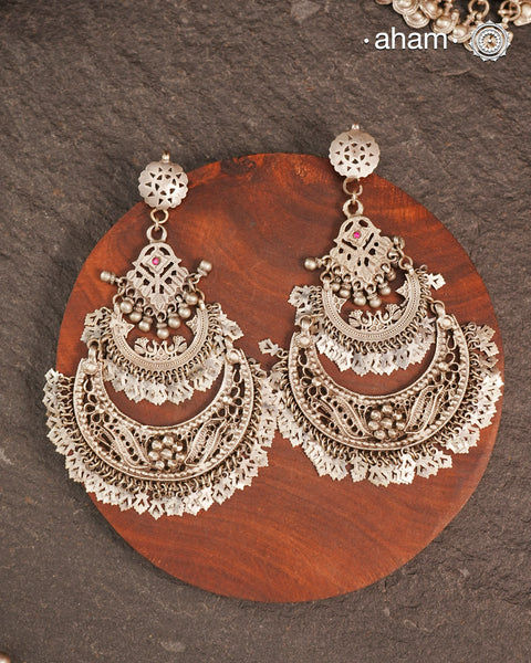 These Statement Silver Chandbali Earrings feature a bold, large design that commands attention. Expertly crafted in silver, they combine traditional crescent shapes with a contemporary edge, making them ideal for elevating your look with a sophisticated yet striking accessory. Perfect for those who value both craftsmanship and standout style.