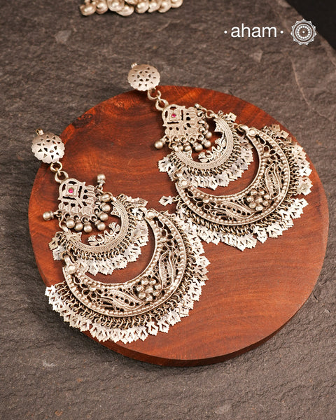 These Statement Silver Chandbali Earrings feature a bold, large design that commands attention. Expertly crafted in silver, they combine traditional crescent shapes with a contemporary edge, making them ideal for elevating your look with a sophisticated yet striking accessory. Perfect for those who value both craftsmanship and standout style.