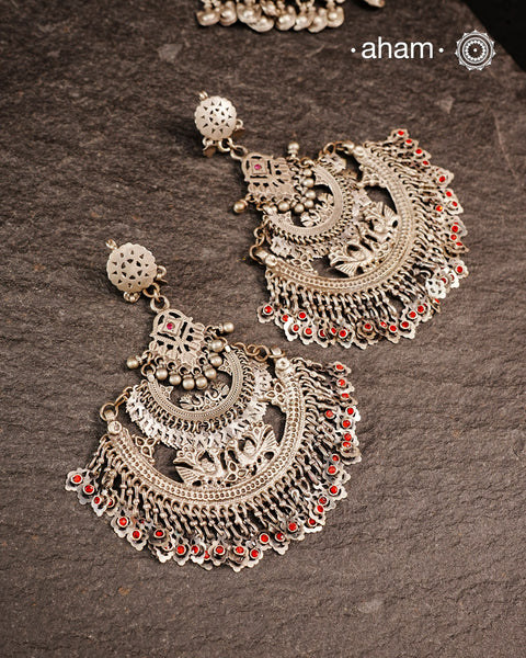 These Statement Silver Chandbali Earrings feature a bold, large design that commands attention. Expertly crafted in silver, they combine traditional crescent shapes with a contemporary edge, making them ideal for elevating your look with a sophisticated yet striking accessory. Perfect for those who value both craftsmanship and standout style.