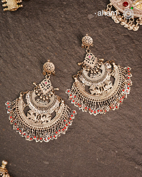 These Statement Silver Chandbali Earrings feature a bold, large design that commands attention. Expertly crafted in silver, they combine traditional crescent shapes with a contemporary edge, making them ideal for elevating your look with a sophisticated yet striking accessory. Perfect for those who value both craftsmanship and standout style.