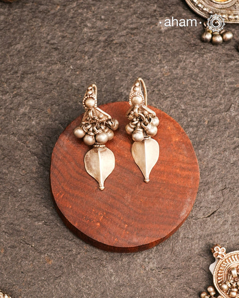 The Rajasthani Ognia are usually pipal-leaf shaped, hence also called as the pipalpanna or pipalpatti.The Pipal or Bodhi tree is sacred to Hindus and Buddhists. The oldest depicted tree in india with mentions in the sacred books. Also known as Ashvattha in Sanskrit. We see extensive usage of the pipal leaf in Indian jewellery.
