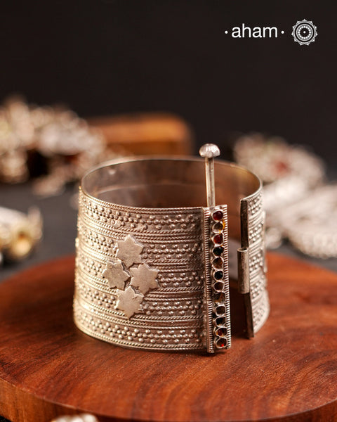 Statement vintage silver kada with intricate rawa and stamp work, handcrafted by skilful artisans. Beautiful piece from a bygone era, that bring back memories and stories of that time.The price is for one piece only.
