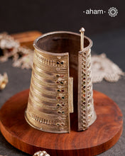 Vintage silver kada with intricate work, handcrafted by skilful artisans Beautiful piece from a bygone era, that bring back memories and stories of that time.
The price is for one piece only.