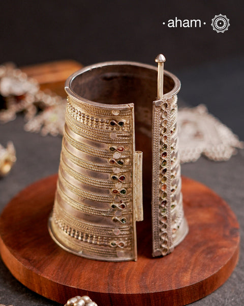 Vintage silver kada with intricate work, handcrafted by skilful artisans Beautiful piece from a bygone era, that bring back memories and stories of that time.
The price is for one piece only.