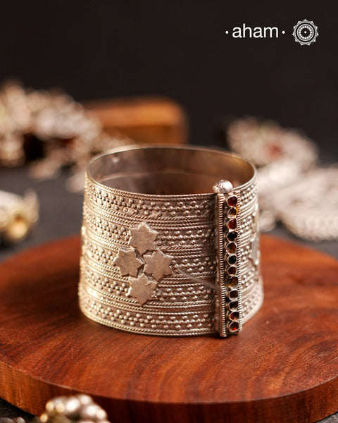 Statement vintage silver kada with intricate rawa and stamp work, handcrafted by skilful artisans. Beautiful piece from a bygone era, that bring back memories and stories of that time.The price is for one piece only.
