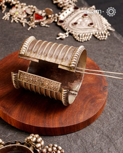 Statement vintage silver kada, handcrafted by skilful artisans. Beautiful piece from a bygone era, that bring back memories and stories of that time.&nbsp; The price is for one piece only.