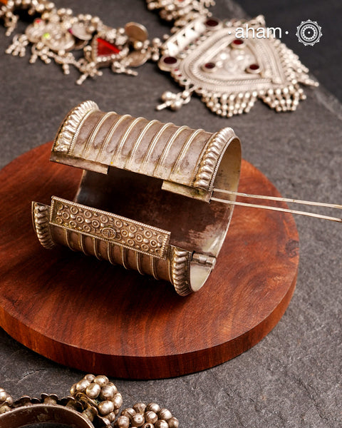 Statement vintage silver kada, handcrafted by skilful artisans. Beautiful piece from a bygone era, that bring back memories and stories of that time.&nbsp; The price is for one piece only.
